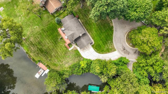 6025 Venice Drive, Commerce Charter Township, MI 48382