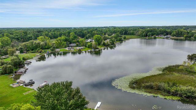 6025 Venice Drive, Commerce Charter Township, MI 48382