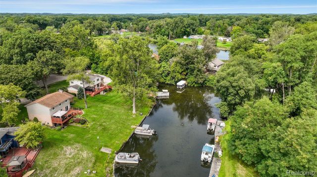 6025 Venice Drive, Commerce Charter Township, MI 48382