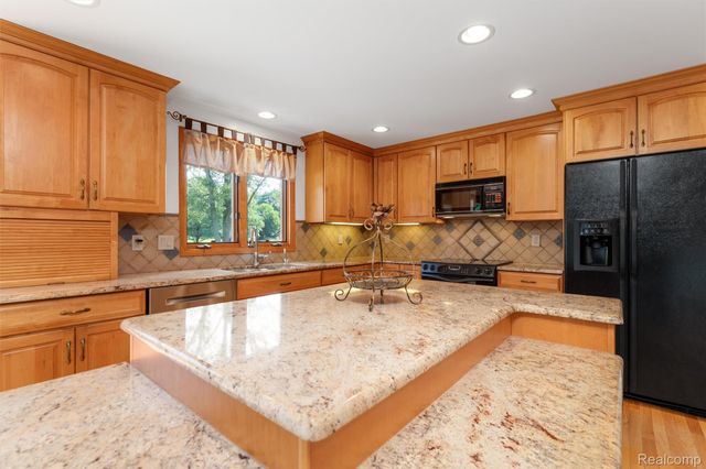 6025 Venice Drive, Commerce Charter Township, MI 48382