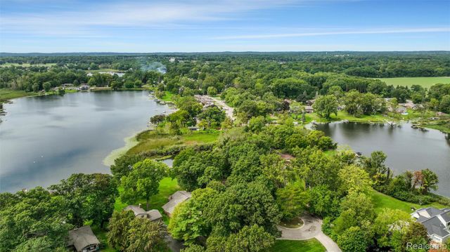 6025 Venice Drive, Commerce Charter Township, MI 48382