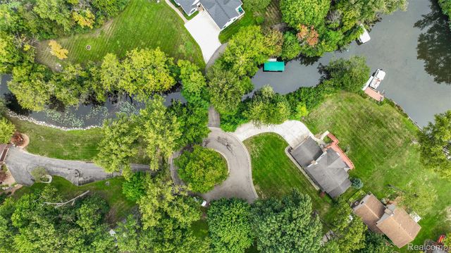 6025 Venice Drive, Commerce Charter Township, MI 48382
