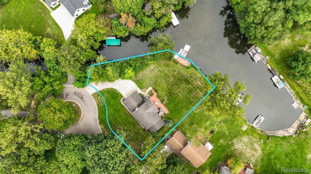 6025 Venice Drive, Commerce Charter Township, MI 48382
