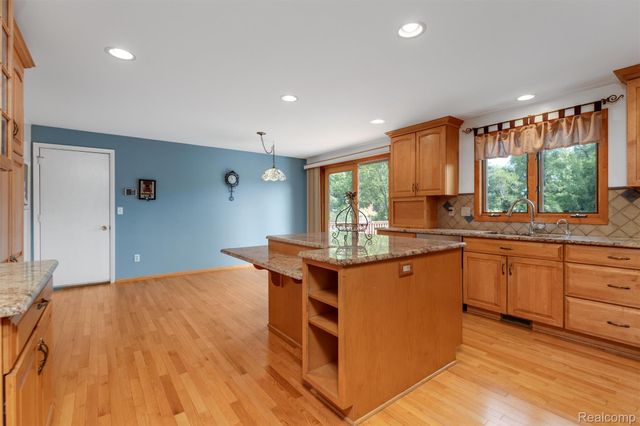 6025 Venice Drive, Commerce Charter Township, MI 48382