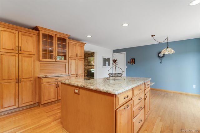 6025 Venice Drive, Commerce Charter Township, MI 48382