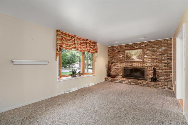6025 Venice Drive, Commerce Charter Township, MI 48382