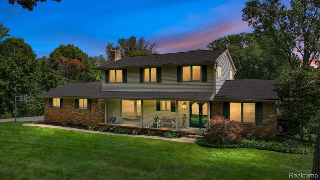 6025 Venice Drive, Commerce Charter Township, MI 48382