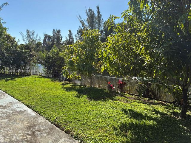 1764 NW 166th Ave, Pembroke Pines, FL 33028