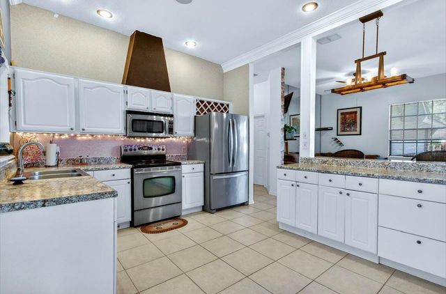 1014 WILLA LAKE CIRCLE, Oviedo, FL 32765