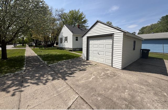 1630 14th Street S, Fargo, ND 58103