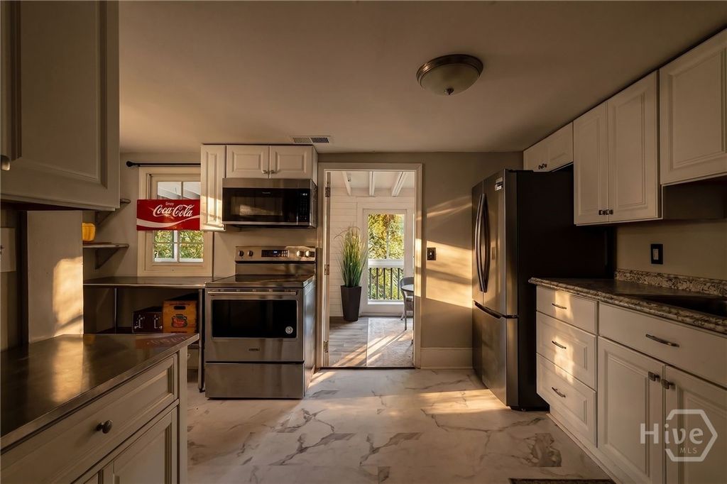 Image 18 of property listing at 509 E Jones Street, Savannah, GA 31401