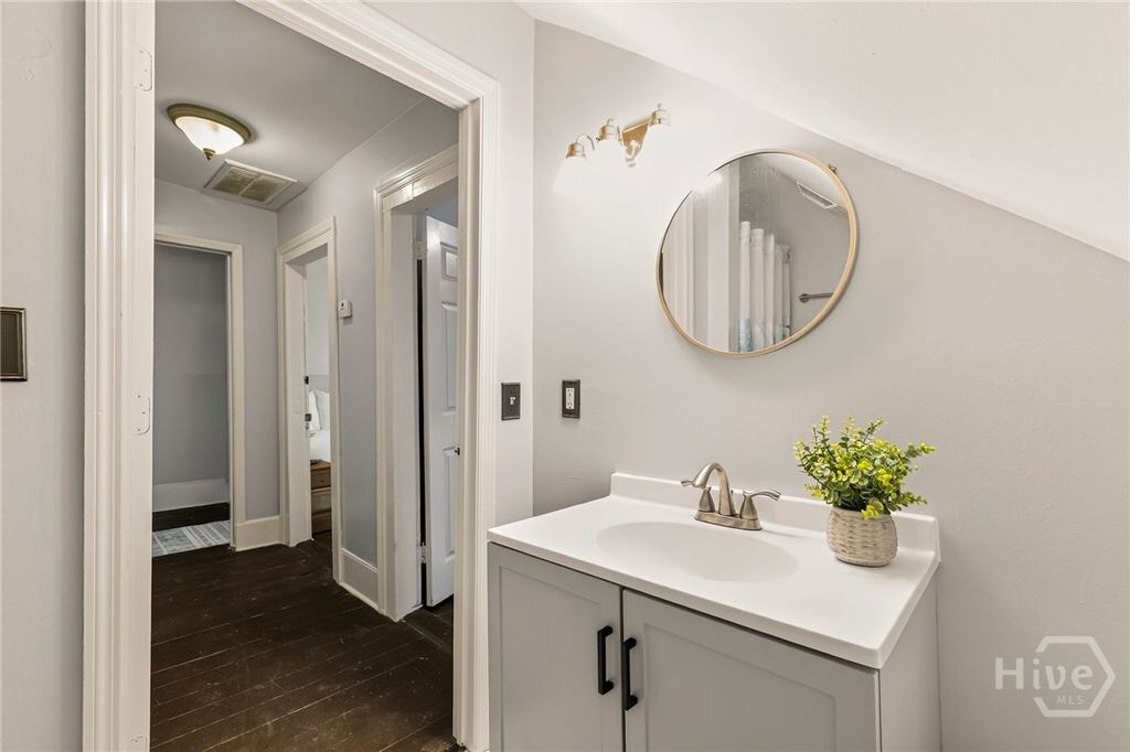 Image 24 of property listing at 509 E Jones Street, Savannah, GA 31401