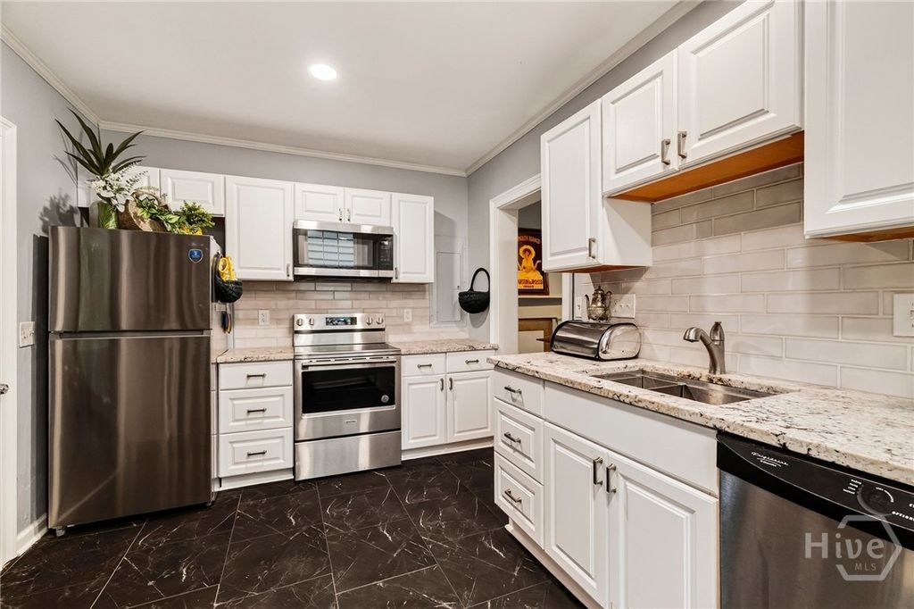 Image 8 of property listing at 509 E Jones Street, Savannah, GA 31401