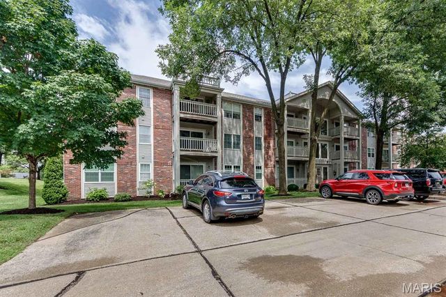 5375 N Kenrick Parke Drive 208, Shrewsbury, MO 63119