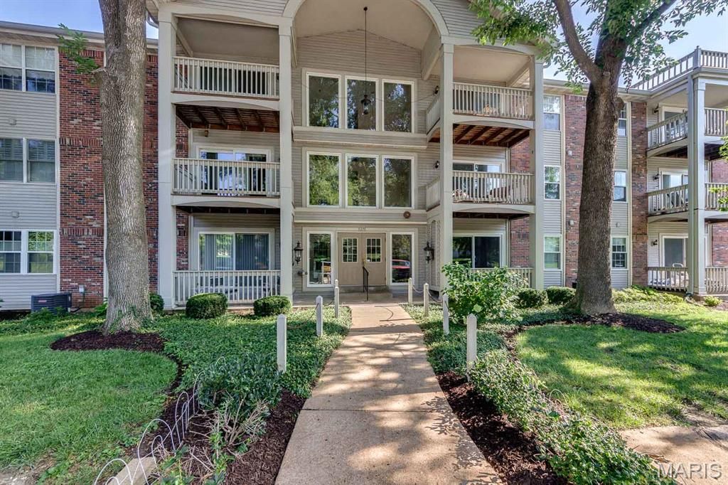 5375 N Kenrick Parke Drive 208, Shrewsbury, MO 63119