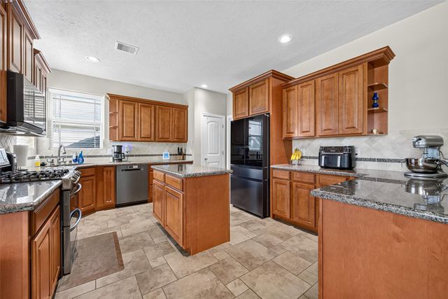 9642 Keeneland Circle, Mont Belvieu, TX 77523