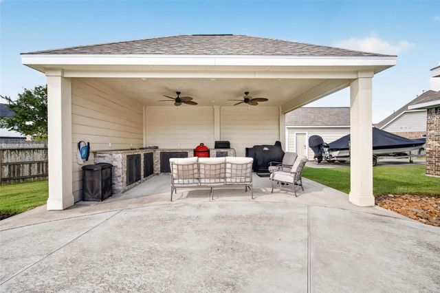 9642 Keeneland Circle, Mont Belvieu, TX 77523