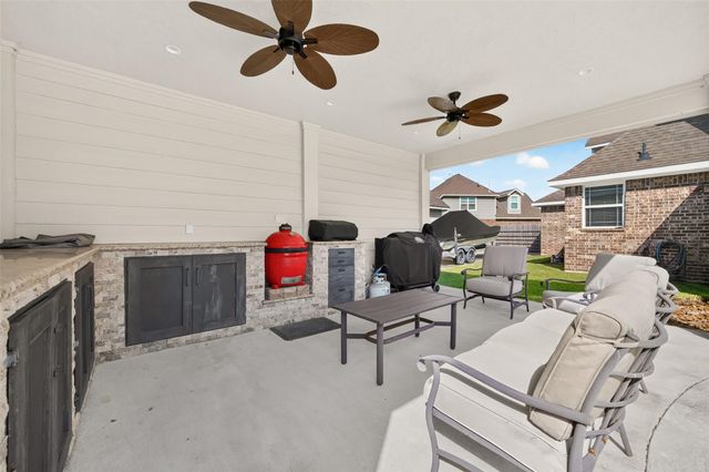 9642 Keeneland Circle, Mont Belvieu, TX 77523
