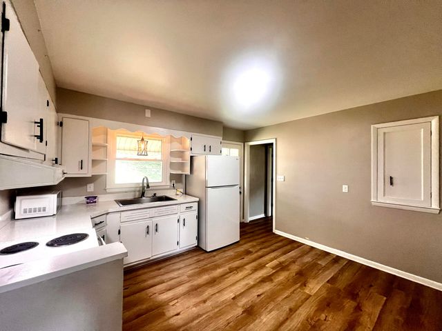 230 S Lucas Street, Junction City, KY 40440