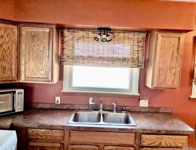 994 VOORHEIS Road Street, Waterford Twp, MI 48328