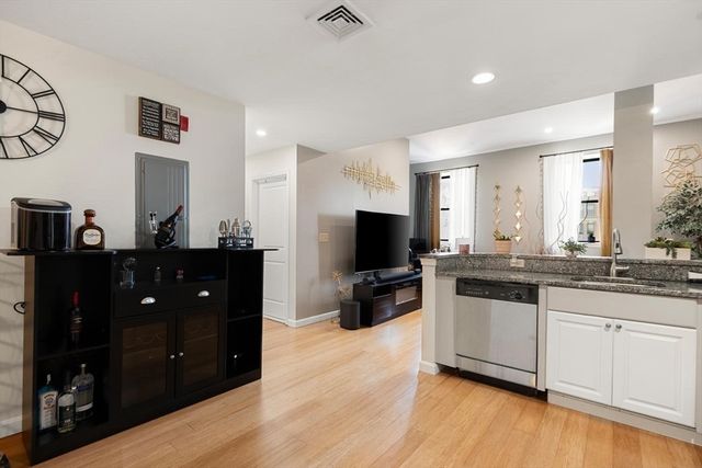 170 Oxford St 403, Lynn, MA 01901