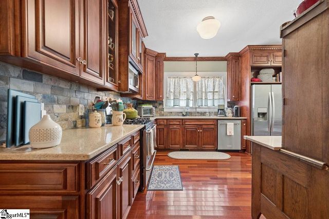 6 Oakland Avenue, Inman, SC 29349