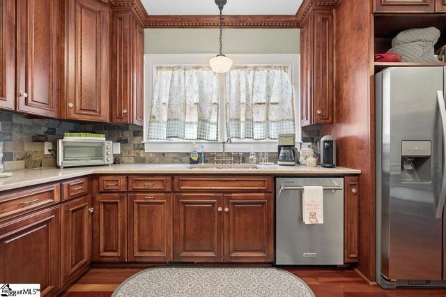 6 Oakland Avenue, Inman, SC 29349