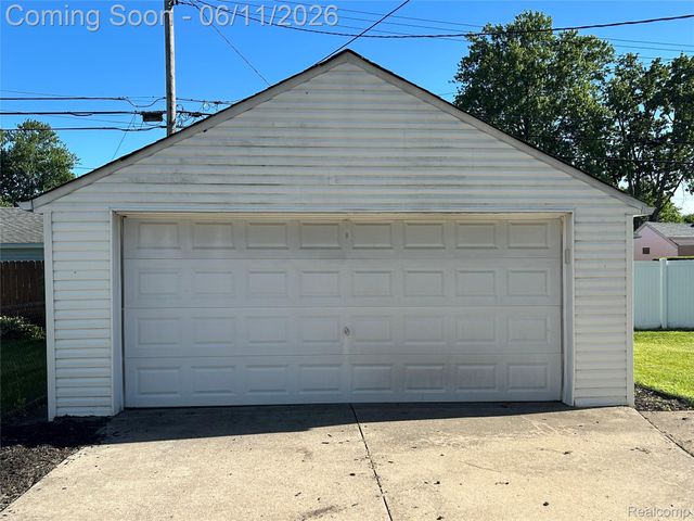 21820 Downing Street, St. Clair Shores, MI 48080