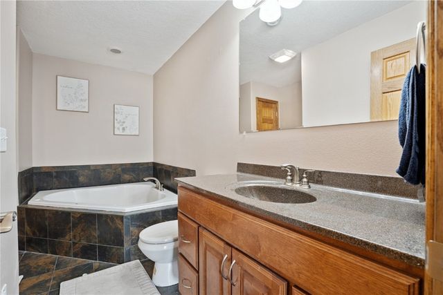 318 Crestview Drive, Center Point, IA 52213