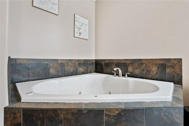 318 Crestview Drive, Center Point, IA 52213