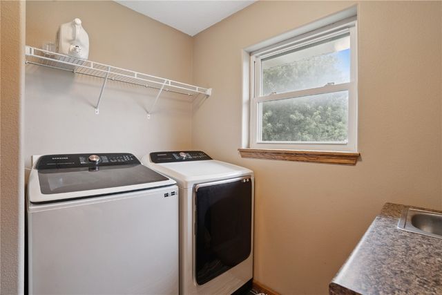 318 Crestview Drive, Center Point, IA 52213