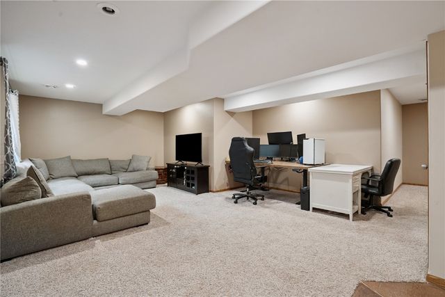 318 Crestview Drive, Center Point, IA 52213