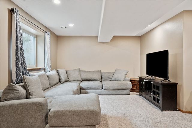 318 Crestview Drive, Center Point, IA 52213