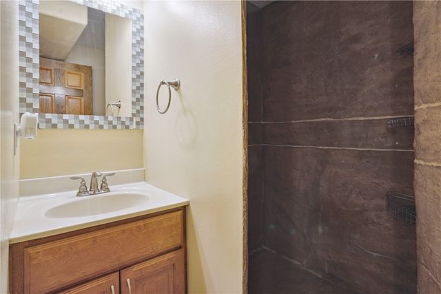 318 Crestview Drive, Center Point, IA 52213