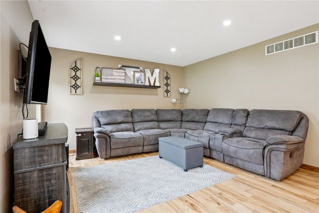 318 Crestview Drive, Center Point, IA 52213