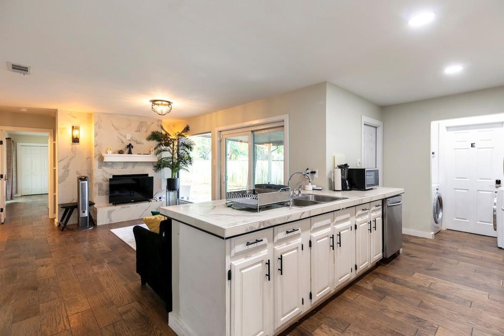 1707 Deerfield DR, Austin, TX 78741