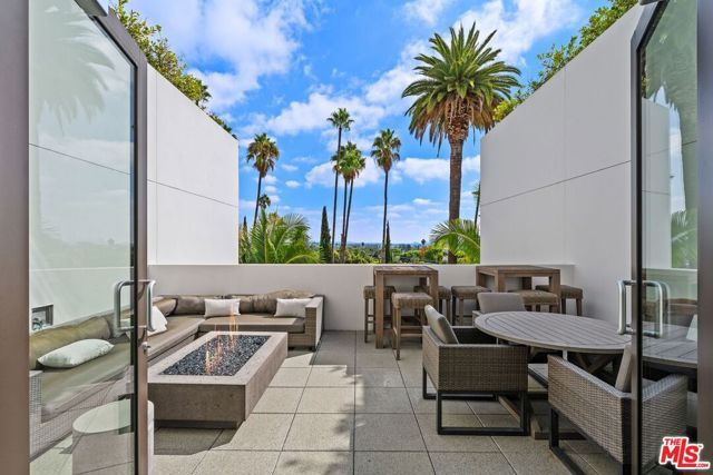 447 N Doheny Drive 102, Beverly Hills, CA 90210