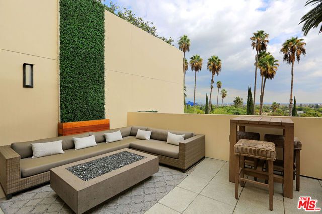 447 N Doheny Drive 102, Beverly Hills, CA 90210