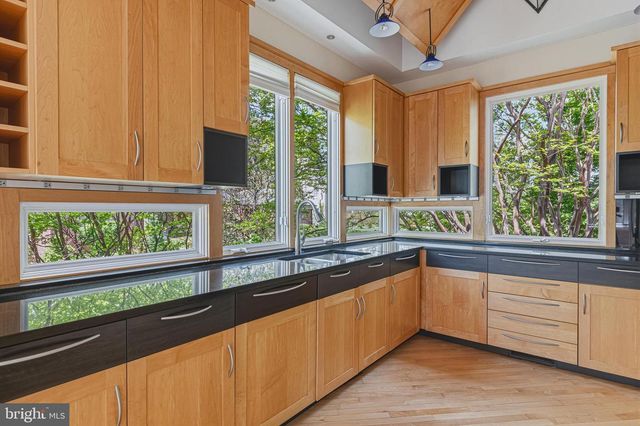 3190 N WOODROW ST, Arlington, VA 22207