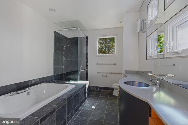 3190 N WOODROW ST, Arlington, VA 22207