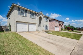 2812 N Hampton Drive, Grand Prairie, TX 75052