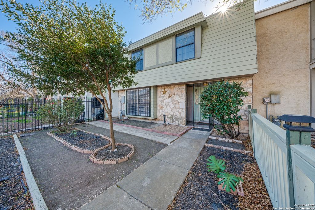 6814 Neston Dr, San Antonio, TX 78239