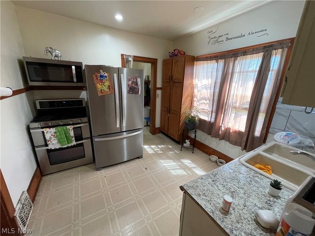 3810 Biddulph Avenue, Cleveland, OH 44109