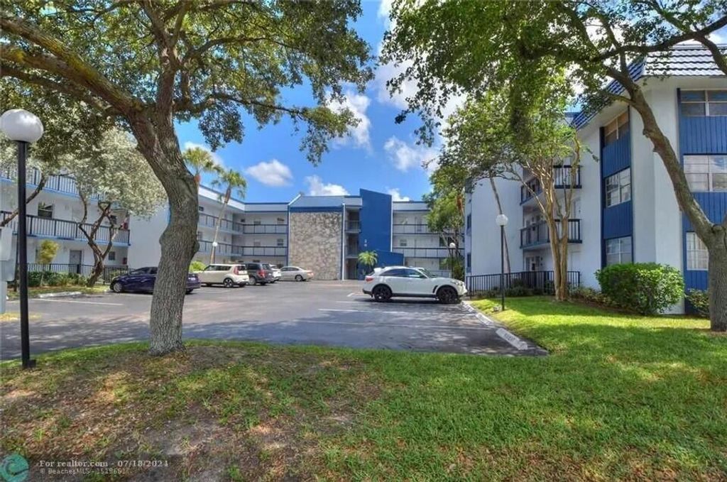 3210 HOLIDAY SPRINGS Boulevard 2-110, Margate, FL 33063