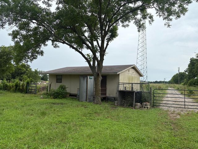 6827 Ensign Road, Ennis, TX 75119