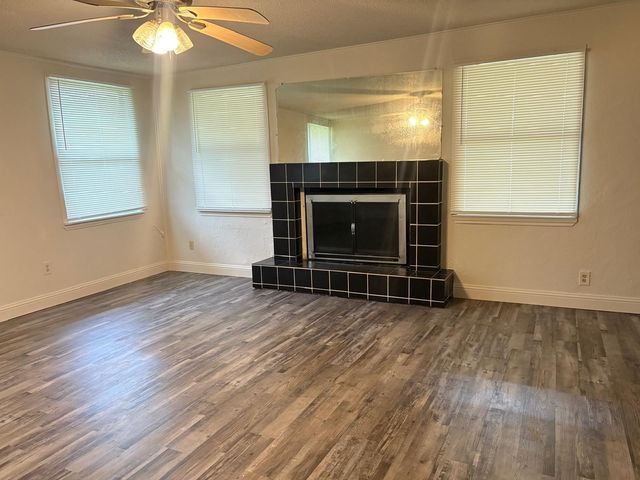 6827 Ensign Road, Ennis, TX 75119