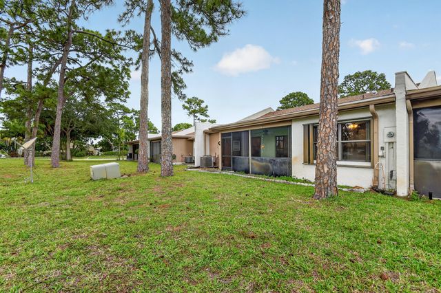 6105 Fairfield Circle, Greenacres, FL 33463