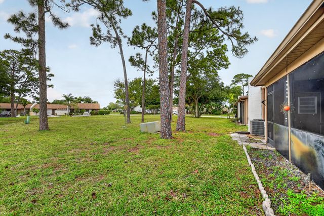 6105 Fairfield Circle, Greenacres, FL 33463