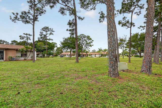 6105 Fairfield Circle, Greenacres, FL 33463