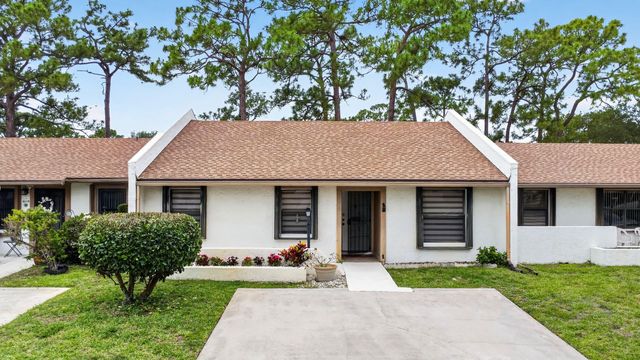 6105 Fairfield Circle, Greenacres, FL 33463
